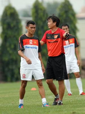 HLV Phan Thanh Hùng cũng bất ngờ với màn trình diễn của các học trò trong trận giao hữu. Ảnh: VSI