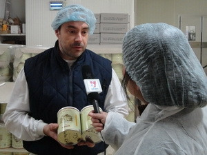 Phóng viên phỏng vấn Tổng giám đốc Công ty FIT Hervé Lanoë. (Nguồn: Vietnam+)