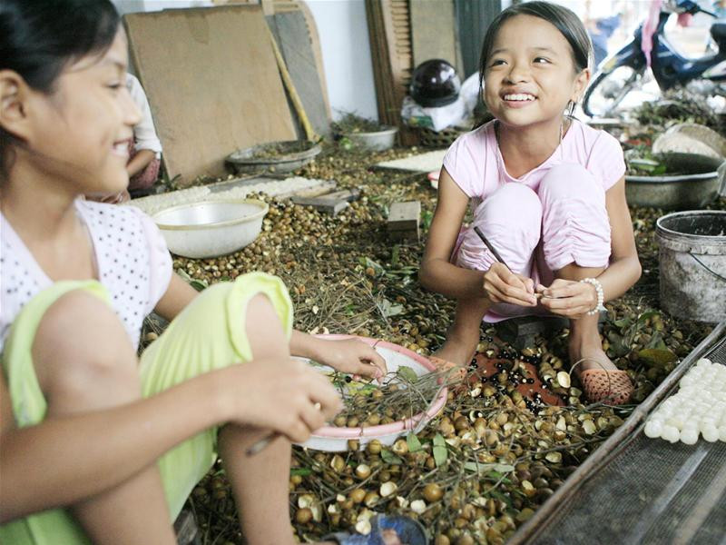 Xoáy nhãn cũng là niềm vui của các em nhỏ Hưng Yên