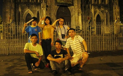 Nhóm Lài dừng chân tại quán trà chanh nhà thờ trước khi tiếp tục hành trình