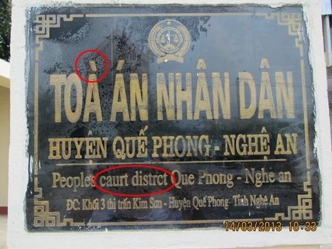 " Tòa án huyện" được dịch là "Caurt distrct". Ảnh: Đỗ Quang Huy.