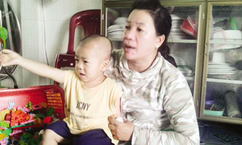 Chị Bùi Thị Thanh Lệ vừa phẫn nộ vừa giận chính mình vì “đưa con vào chỗ chết” do tin lời cô giáo Phương.. Chị Bùi Thị Thanh Lệ vừa phẫn nộ vừa giận chính mình vì “đưa con vào chỗ chết” do tin lời cô giáo Phương.