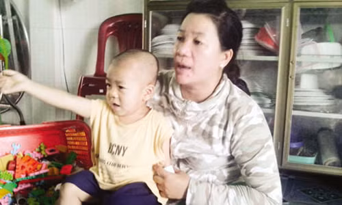 Chị Bùi Thị Thanh Lệ vừa phẫn nộ vừa giận chính mình vì “đưa con vào chỗ chết” do tin lời cô giáo Phương.