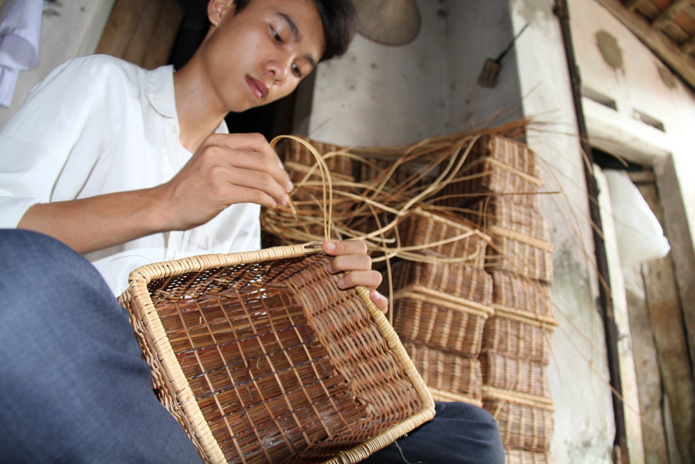 Thủ khoa Lê Đức Duẩn làm đồ mây tre phụ giúp mẹ kiếm tiền. Ảnh: Trường Phong