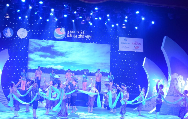 Nắng Gió Phương Nam do Tốp ca múa Đại học Tây Đô thể hiện. Nắng Gió Phương Nam do Tốp ca múa Đại học Tây Đô thể hiện