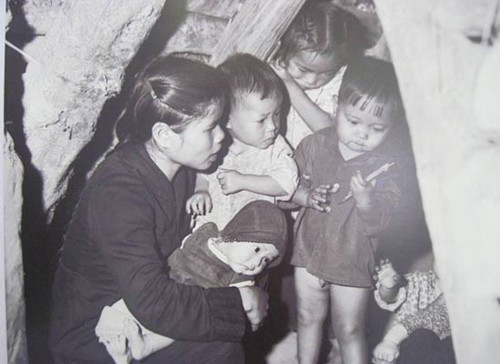 Cô giáo đưa học trò mẫu giáo xuống hầm trú ẩn