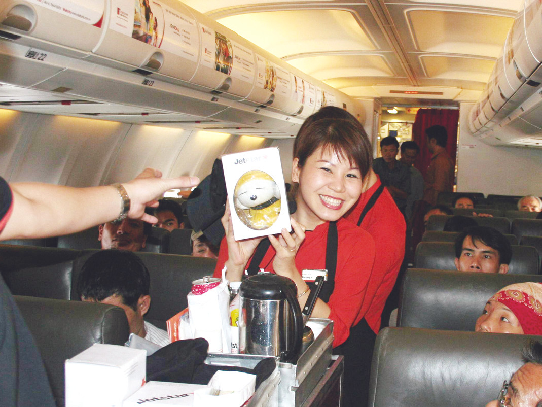 Tiếp viên là những người luôn bận rộn trên mỗi chuyến bay . Ảnh: Đ.T Tiếp viên là những người luôn bận rộn trên mỗi chuyến bay