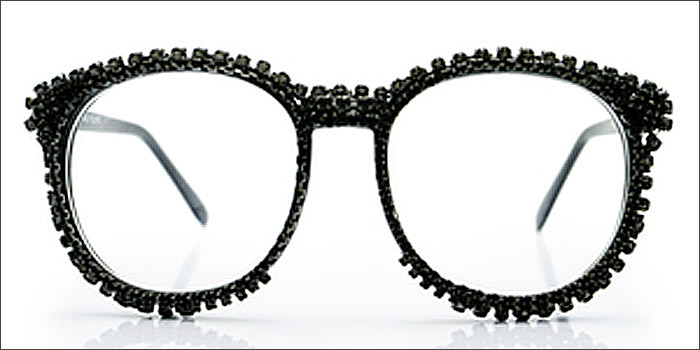 Kính chuồn đính đá quý màu vàng có giá 280 đô la Mỹ Kính mắt màu xám ghi với viền hoa nhựa tinh tế sang trọng có giá 400 đô la Mỹ Kính không số viền đá pha lê đen có giá 280 đô la Mỹ Kính mắt với viền xéo và dây đeo vàng đín lục lặc có giá 300 đô la Mỹ Kính mắt mèo với thiết kế tinh xảo và sang trọng có giá bán 270 đô la Mỹ Chiếc kính này có giá 280 đô la Mỹ Mẫu kính dành cho các ngôi sao với hình vương miện trên gọng được bán với giá 290$ Bạn cần chi 320 usd cho chiếc kính mắt mèo đính ngọc trai sáng loáng này 350 usd là giá cho chiếc kính "trăng sao" ngộ nghĩnh màu đen Những viên pha lê lớn khiến chiếc kính mắt mèo có giá tới 370 usd Kính dành cho các tín đồ thời trang rock-chic với những chiếc đầu lâu độc đáo mang tên Big Cartel có giá 350 usd Chiếc kính tên gọi Bleach có giá 250 usd Mẫu Bootsy_white có giá bán 275 usd Kính Ellington_black được bán với giá 250 usd Kính gọng đính hạt vàng có giá 800 usd Chiếc Lux_black này bạn cần chi 250 usd nếu muốn có nó Một thiết kế hoàn hảo mang têb Phillips_pastel, nó có giá 250 usd Chiếc Rockstar_gold được bán với giá 250 usd