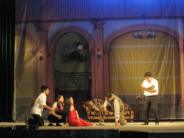 Một cảnh trong vở Làm... Ảnh: T.h
