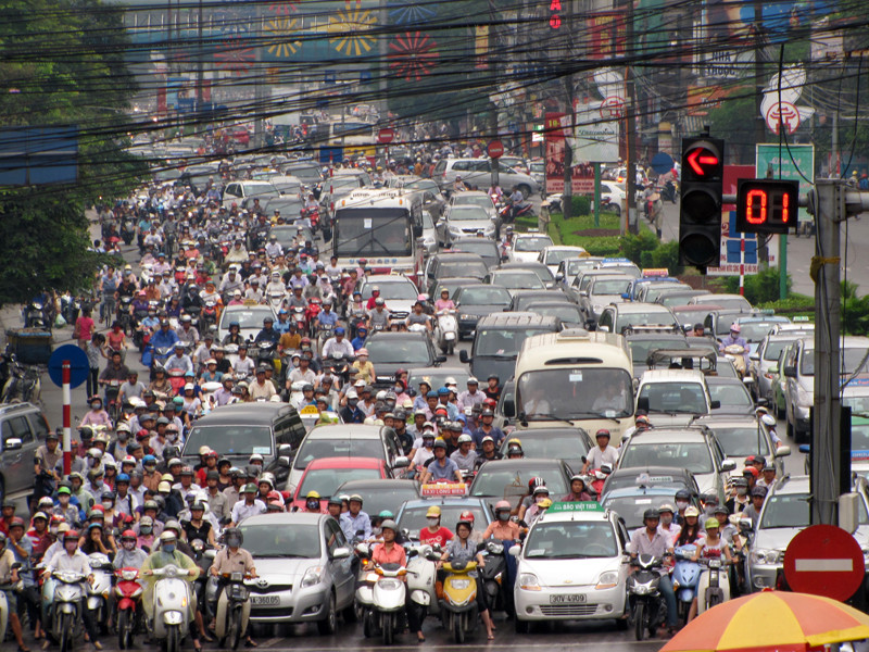 Ngay đầu giờ sáng, lượng xe cộ dồn về tại ngã tư Đại Cồ Việt - Trần Khất Chân - Bạch Mai - Phố Huế đông đúc