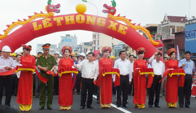 Cắt băng thông xe cầu vượt nút giao thông Đại Cồ Việt - Trần Khát Chân. Ảnh: Phan Thiên.