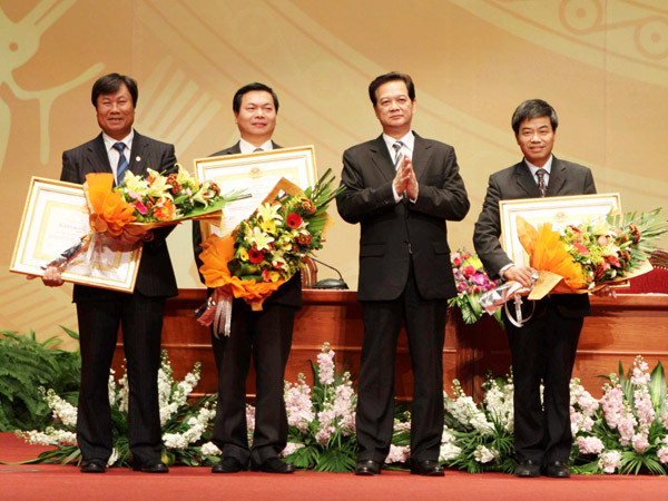 Thủ tướng trao Huân chương Lao động hạng ba của Chủ tịch nước tặng thưởng Bộ Công Thương, Cục Tài chính Doanh nghiệp (Bộ Tài chính), Ban Đổi mới và Phát triển Doanh nghiệp. Ảnh: TTXVN