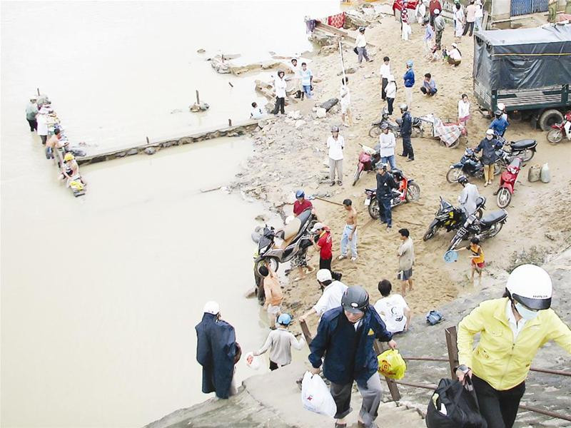 Cầu La Hai không phát huy tác dụng trong lũ do đường dẫn bị ngập sâu - Ảnh: N.Đ.Q