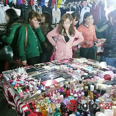 Mỹ phẩm chợ đêm sinh viên: Đểu, siêu rẻ... vẫn "hút" nữ sinh ảnh 1