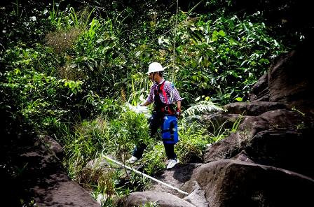 Đánh đu giữa lưng chừng trời - công việc độc đáo nhất thế giới