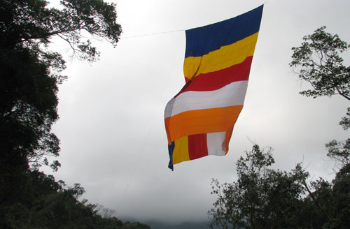 Lá cờ Phật giáo lớn nhất Việt Nam tung bay giữa non thiêngYên Tử. Ảnh: Minh Cương. nh.jpg