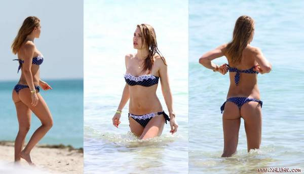 Rao bán tràn ngập ảnh vợ Totti trần như nhộng