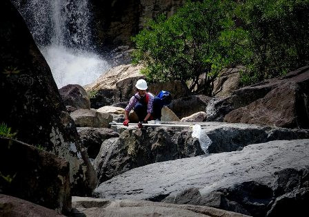 Đánh đu giữa lưng chừng trời - công việc độc đáo nhất thế giới