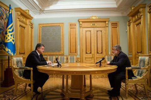 Tổng thống Ukraine Petro Poroshenko (trái) và nhà tài phiệt Igor Kolomoisky. Tổng thống Ukraine Petro Poroshenko (trái) và nhà tài phiệt Igor Kolomoisky.