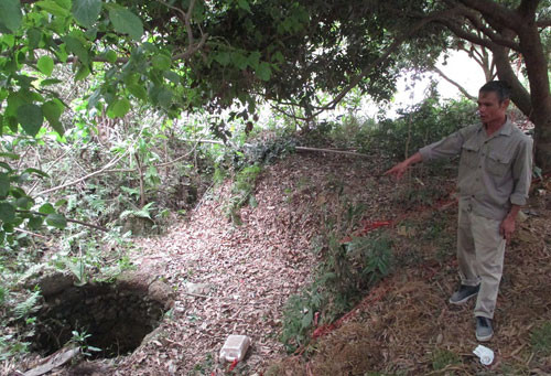 Ông Phùng Đình Kim bàng hoàng phát hiện thi thể ông Bình dưới giếng bỏ hoang trước nhà.