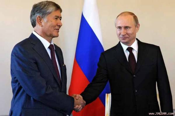 Tổng thống Nga Vladimir Putin (phải) xuất hiện trở lại trong ngày 16/3