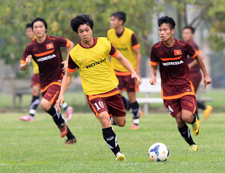 Ở tuổi đôi mươi, Công Phượng (10) vẫn chưa là gì ở đội tuyển Olympic