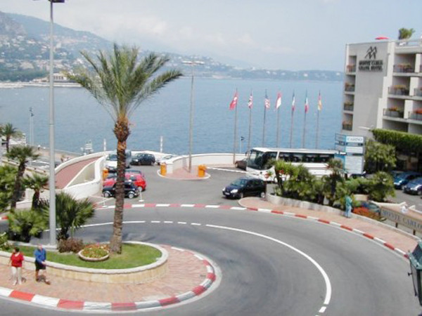 Những đường đua đầy... quyến rũ là nơi du khách không thể bỏ qua khi đến công quốc xinh đẹp này.