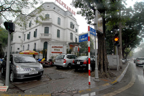 Ảnh chụp lúc 10 giờ ngày 15-2 tại phố Bà Triệu. Trong danh mục, tuyến phố này bị cấm để xe cả lòng đường lẫn vỉa hè