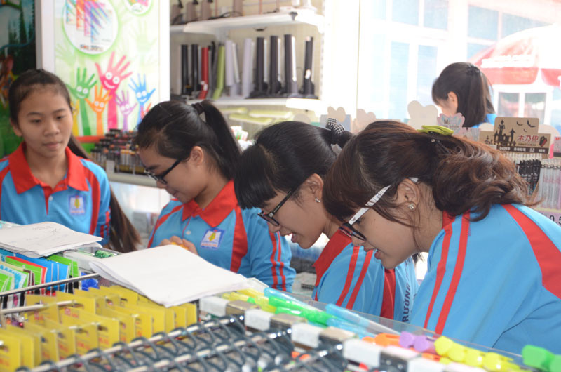 Rất đông các em học sinh đến mua hàng, tham quan nhà sách
