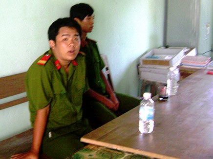 MC Lê Thoại Kỳ (trái) và Phan Nguyễn Hoài Nam tại cơ quan Công an xã An Hòa, huyện Tuy An - Phú Yên. MC Lê Thoại Kỳ (trái) và Phan Nguyễn Hoài Nam tại cơ quan Công an xã An Hòa, huyện Tuy An - Phú Yên