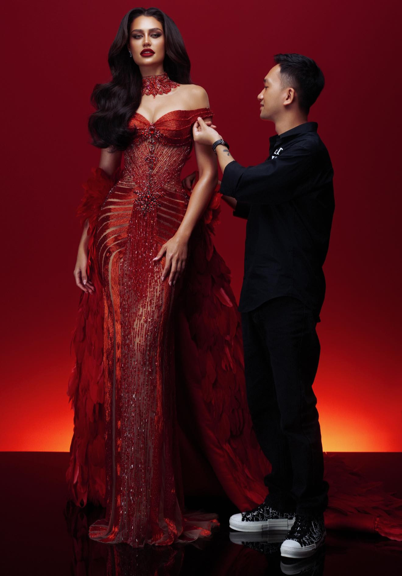 Nhà thiết kế Thượng Gia Kỳ, Lê Ngọc Lâm gặp nhiều áp lực khi làm việc với các hoa hậu quốc tế.