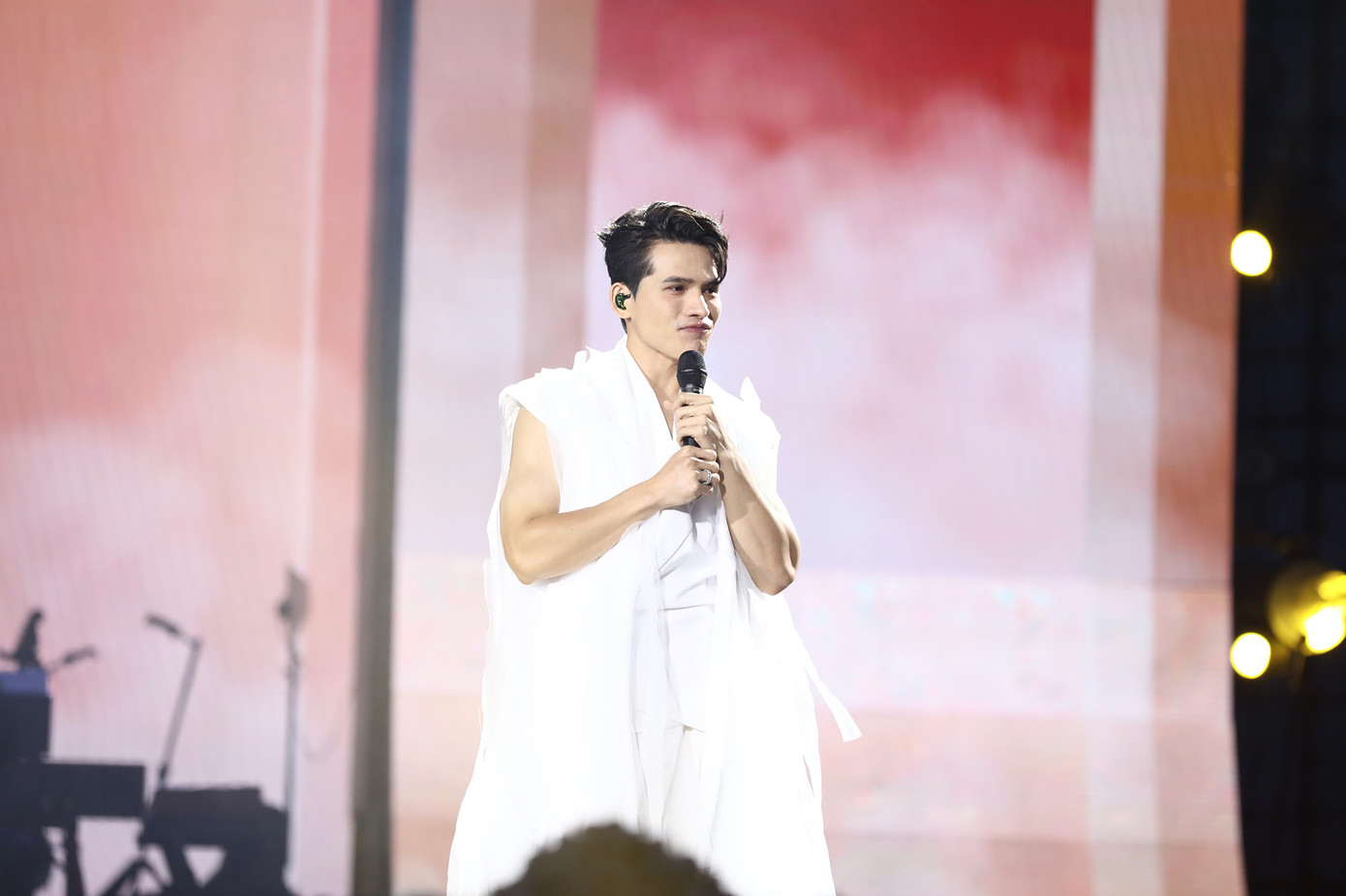 Trong đêm nhạc, Quốc Thiên trình diễn các bản hit quen thuộc đã vang lên tại Hà Nội, và còn đặc biệt dành tặng khán giả Đà Lạt các ca khúc riêng như mashup Nơi nào có em - Người ta và Phố mùa đông. Các bản nhạc này hòa hợp một cách khéo léo với không khí se lạnh, lãng mạn của Đà Lạt.