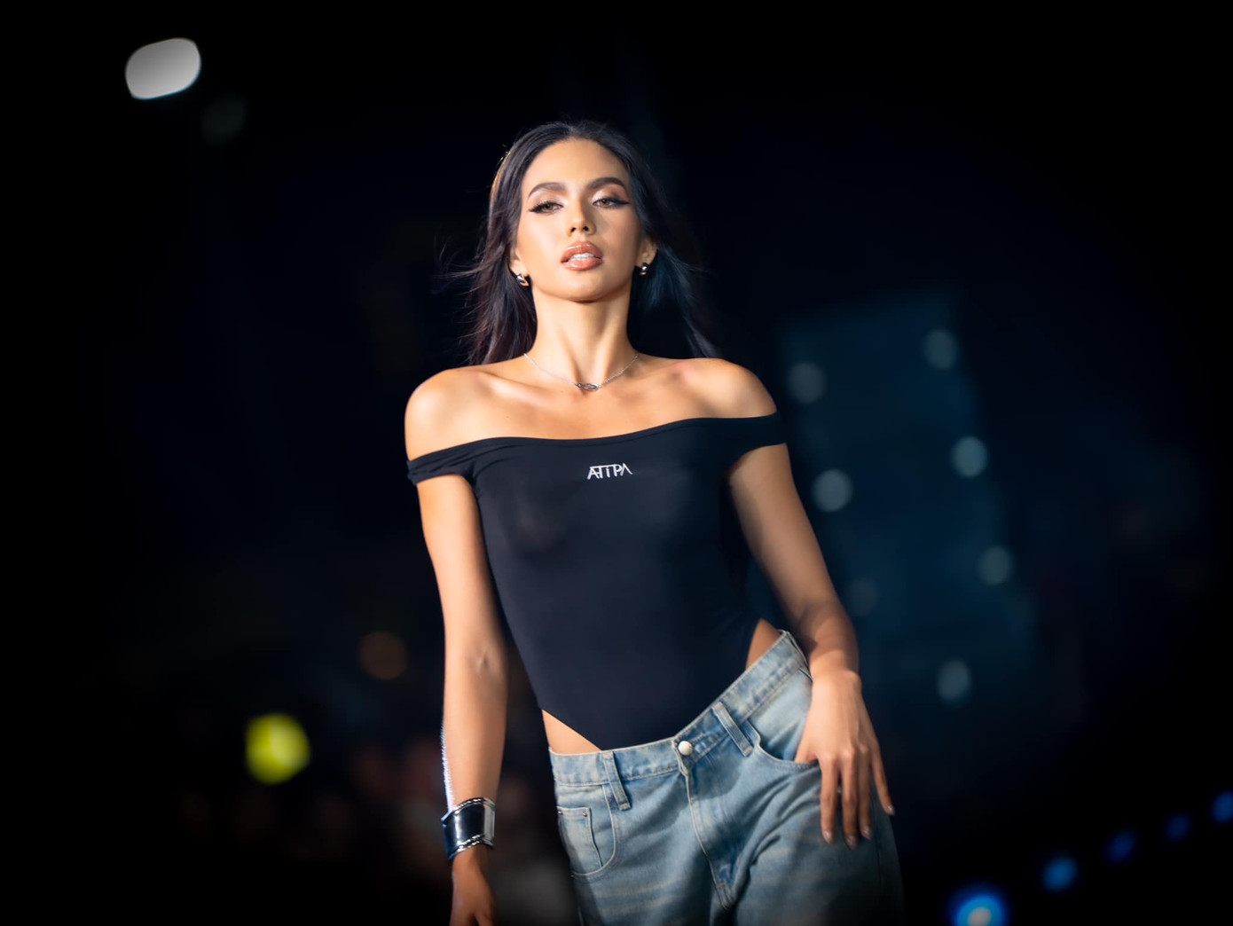 Hai người đẹp Philippines và Peru đều có phong cách trình diễn chuyên nghiệp.