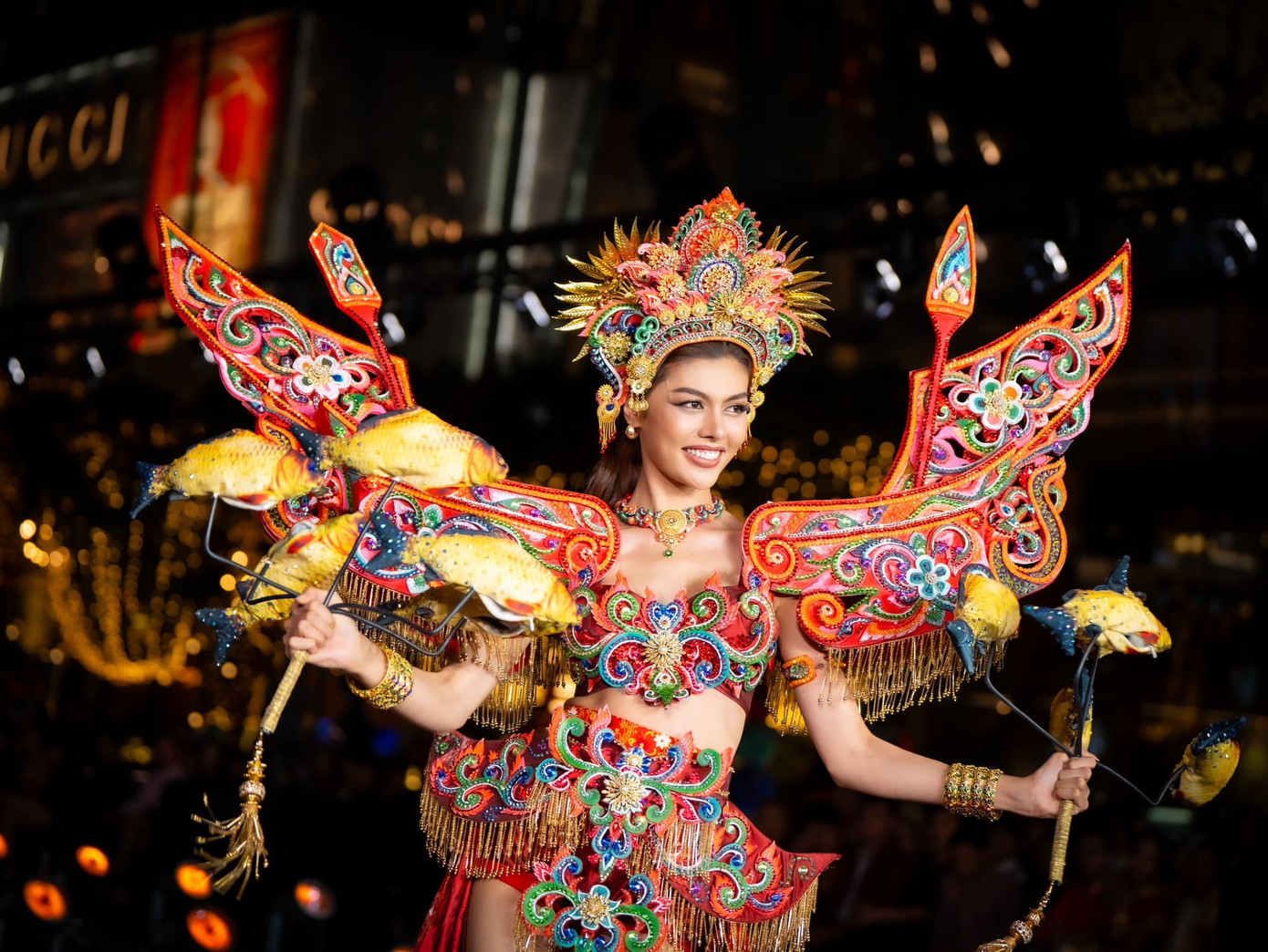 Dàn người đẹp cũng trình diễn trang phục dân tộc lộng lẫy, hoành tráng của Thái Lan ở sự kiện.