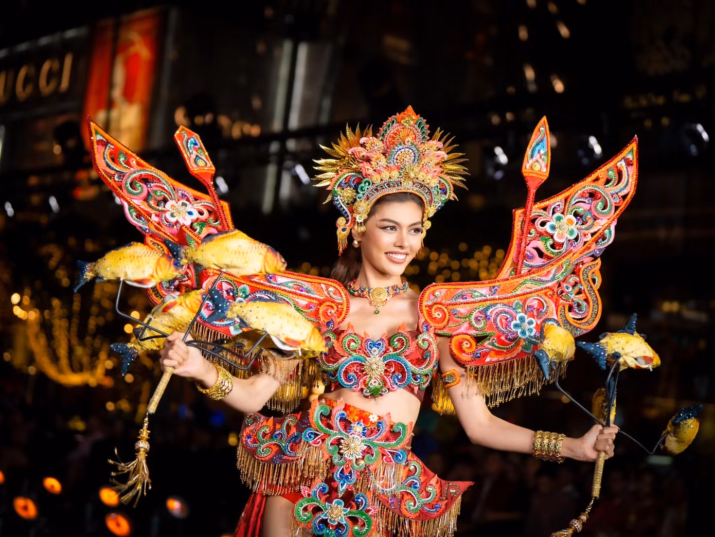 Dàn người đẹp cũng trình diễn trang phục dân tộc lộng lẫy, hoành tráng của Thái Lan ở sự kiện.