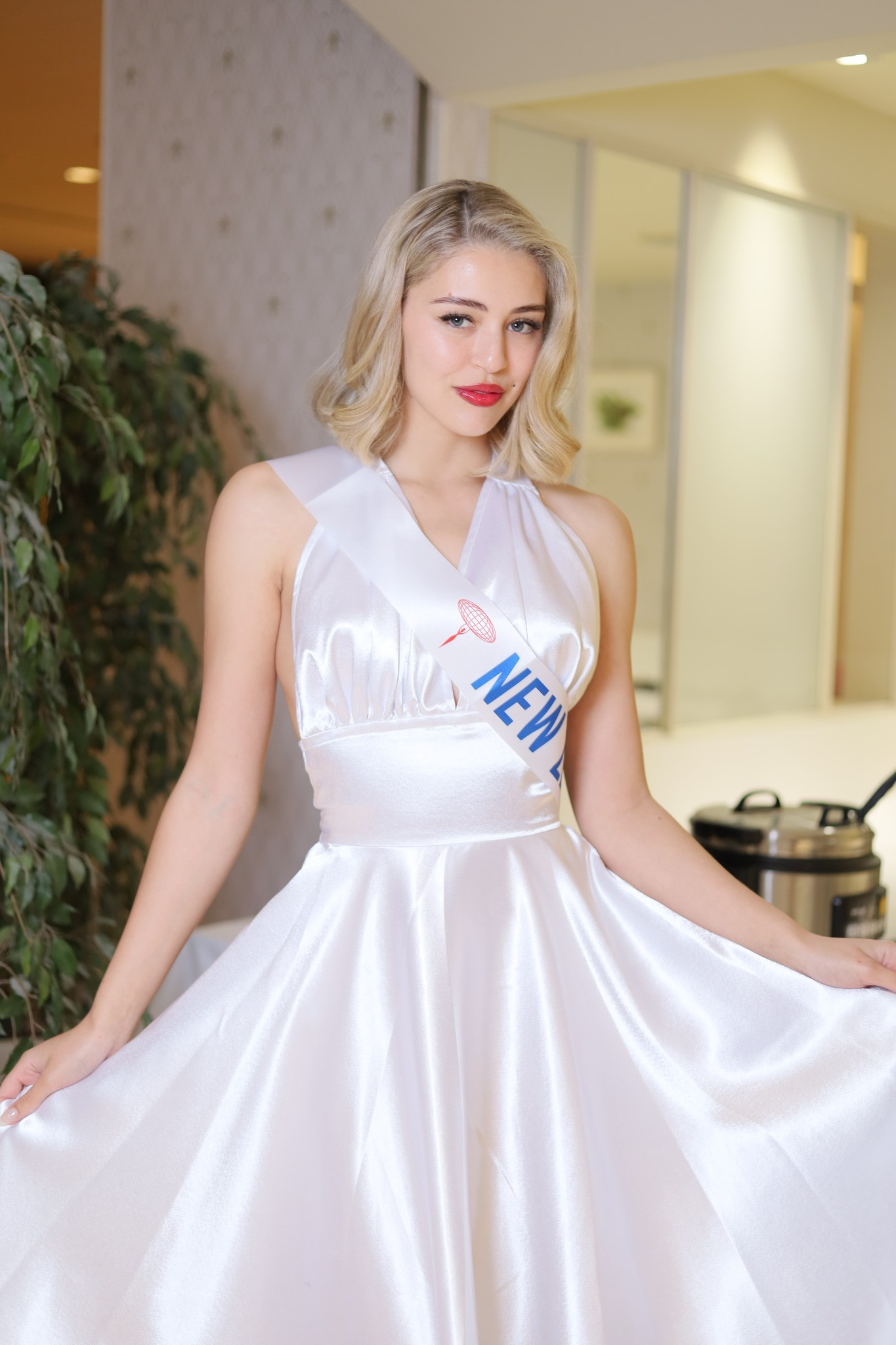 Người đẹp New Zealand hóa thân thành biểu tượng gợi cảm Marilyn Monroe.