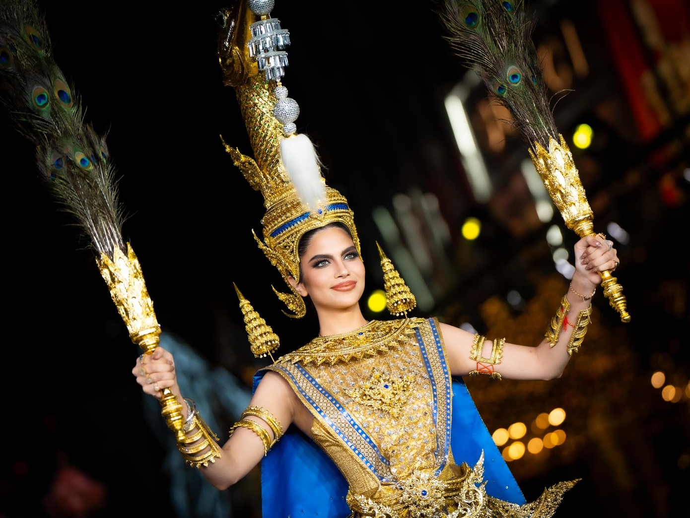 Dàn người đẹp cũng trình diễn trang phục dân tộc lộng lẫy, hoành tráng của Thái Lan ở sự kiện.