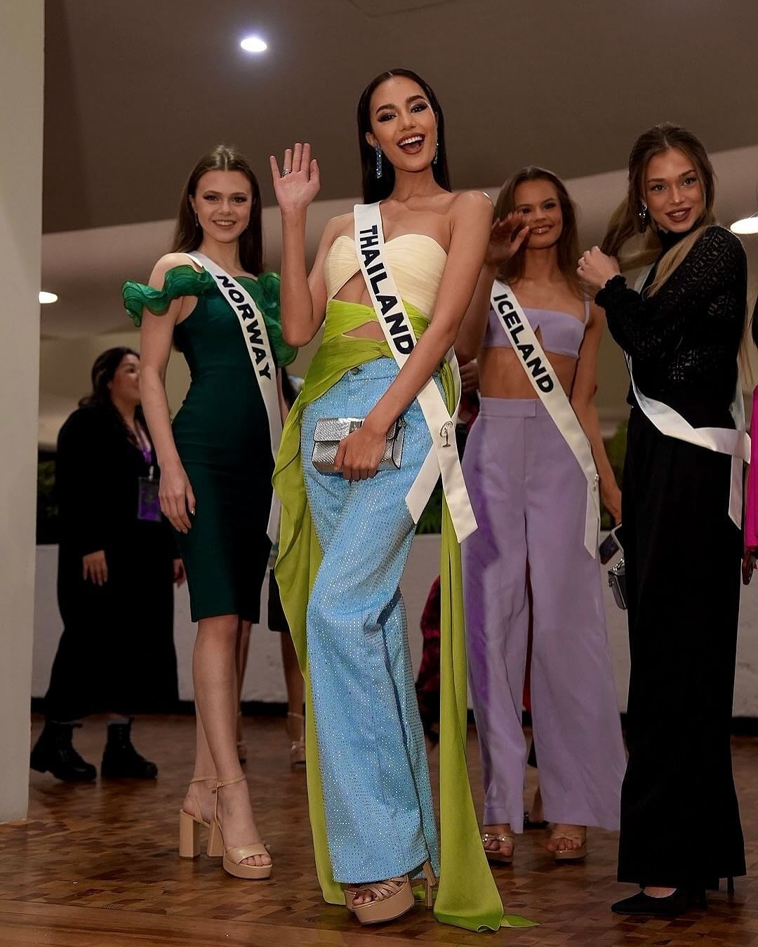 Tại cuộc thi năm nay, Opal có phong cách thời trang ấn tượng. Cô luôn xuất hiện rạng rỡ, chỉn chu, được khán giả khen ngợi. Người đẹp thường dậy vào lúc 3-4h sáng và livestream trong lúc trang điểm, làm tóc để chuẩn bị cho các hoạt động.