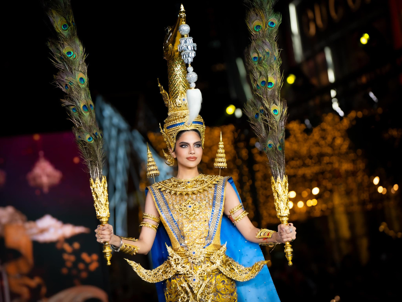 Dàn người đẹp cũng trình diễn trang phục dân tộc lộng lẫy, hoành tráng của Thái Lan ở sự kiện.