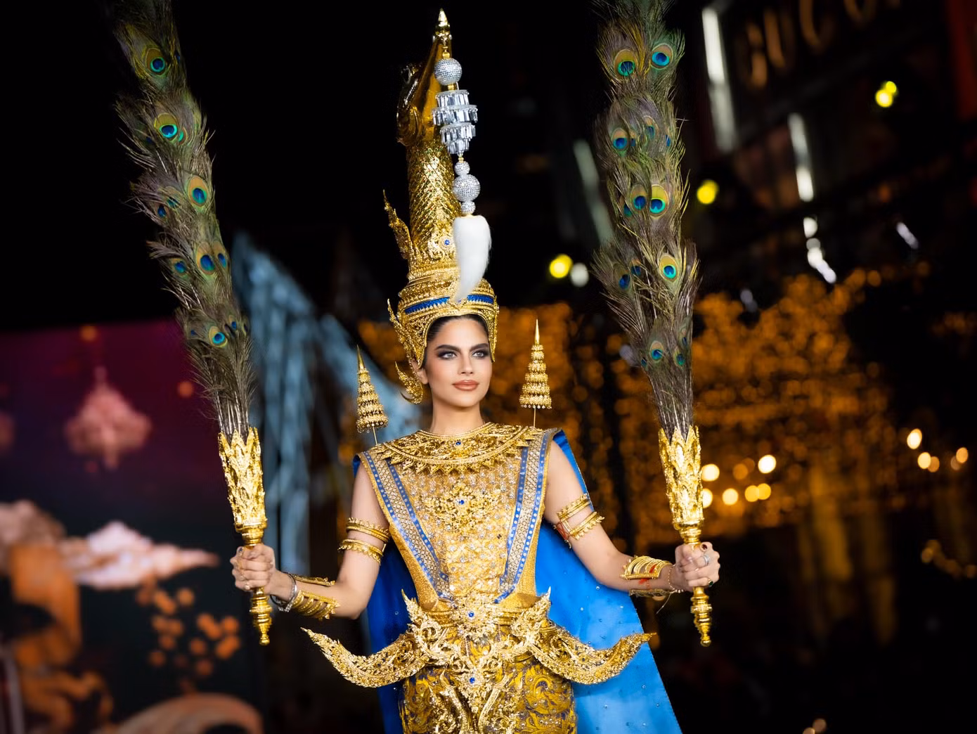 Dàn người đẹp cũng trình diễn trang phục dân tộc lộng lẫy, hoành tráng của Thái Lan ở sự kiện.