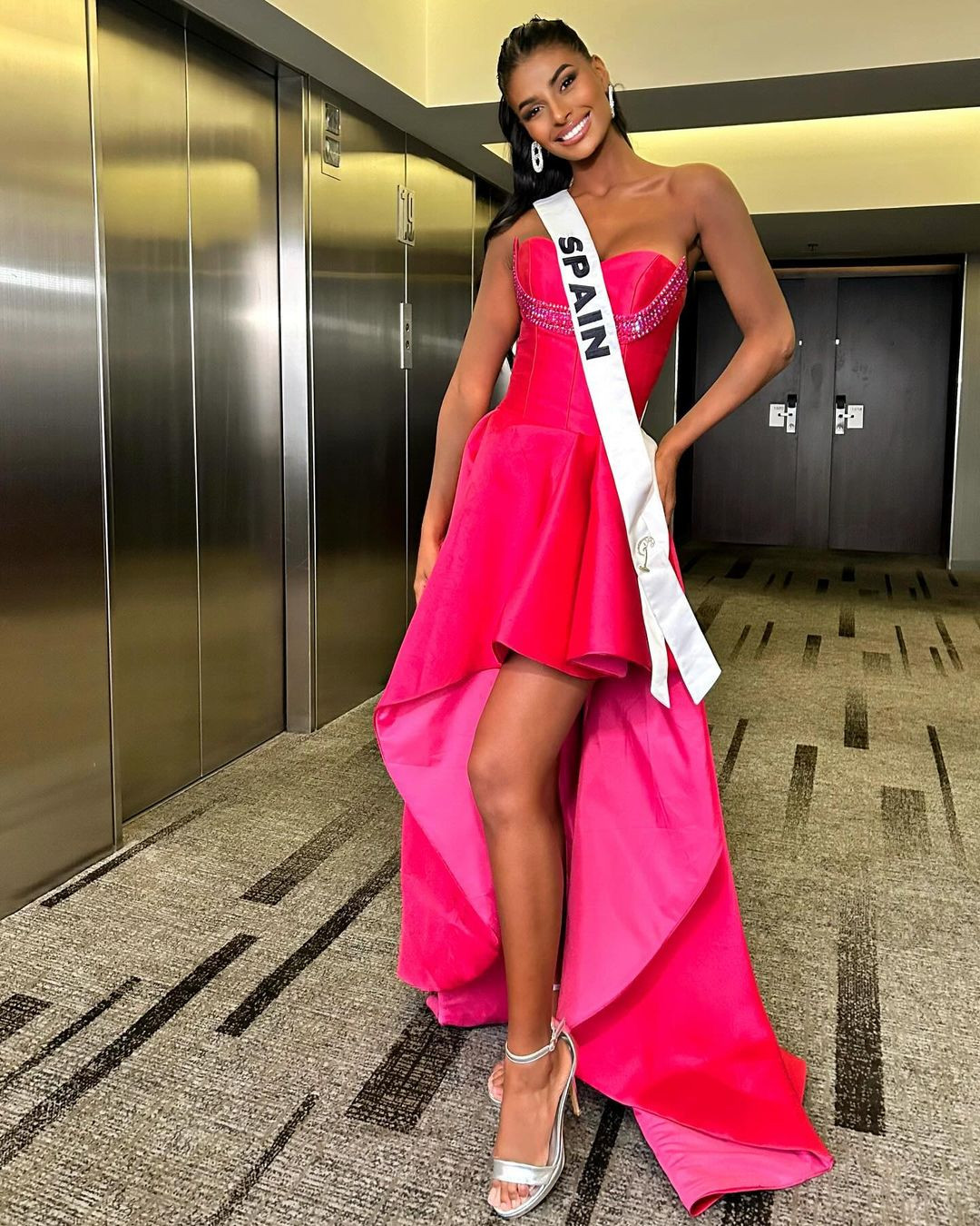 Đại diện Tây Ban Nha - Michelle Jiménez - là ứng viên nổi bật tiếp theo ở khu vực châu Âu. Những ngày qua, cô gây ấn tượng với phong cách thời trang rực rỡ và vẻ đẹp khỏe khoắn.