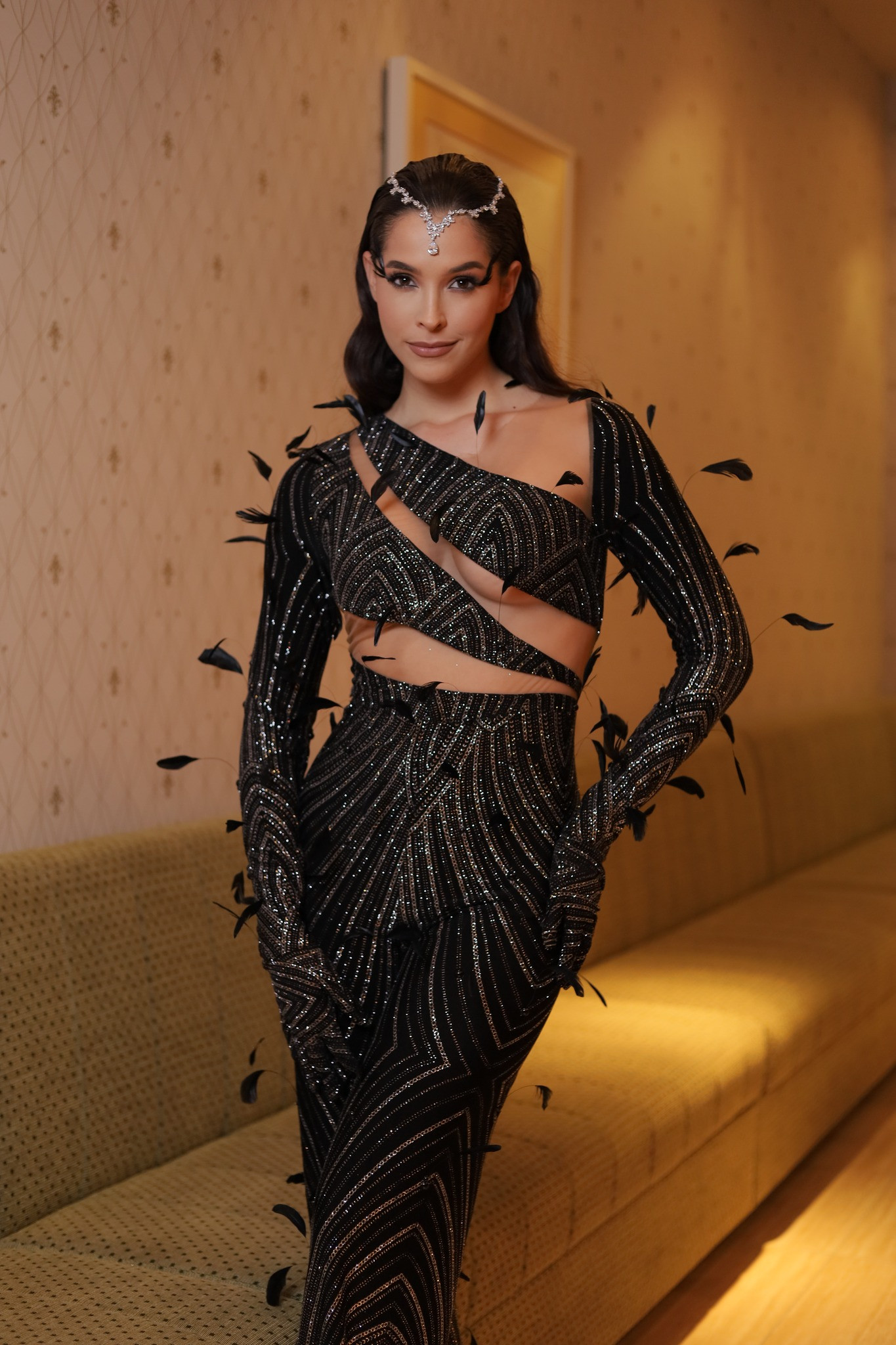 Hoa hậu Quốc tế 2023 Andrea Rubio diện jumpsuit tông màu đen, đính lông vũ bí ẩn, quyến rũ.