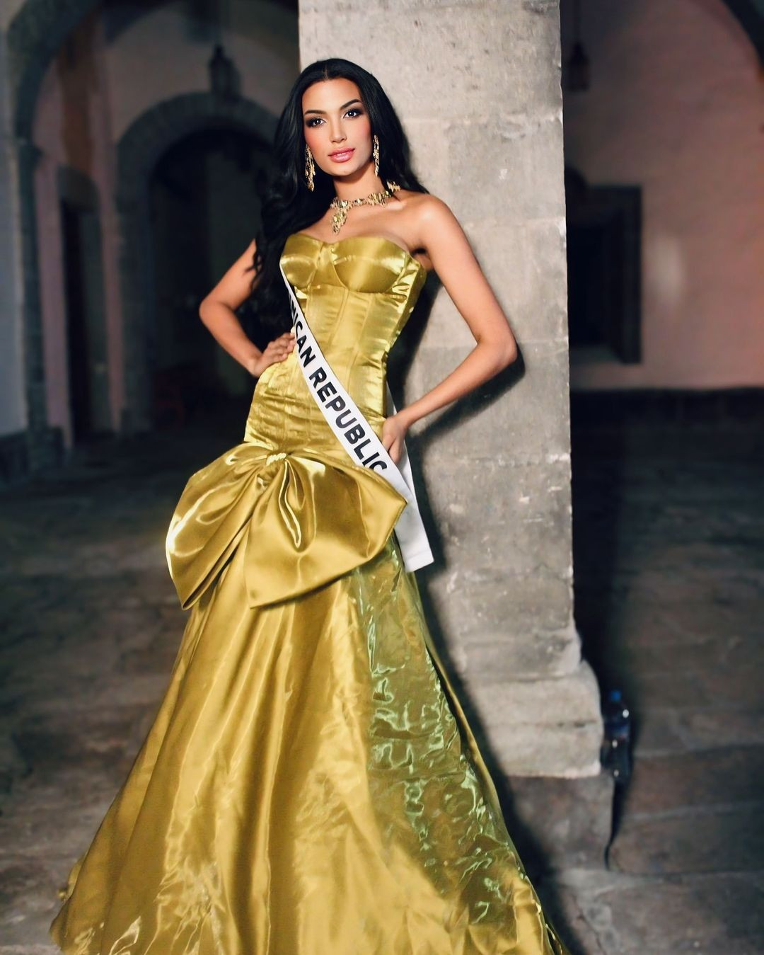 Tuy đến muộn hơn các thí sinh, đại diện Cộng hòa Dominica - Celinee Santos - nhận được sự chú ý của khán giả, truyền thông. Cô đang được đánh giá là ứng viên sáng giá cho vương miện. Người đẹp luôn xuất hiện với những trang phục lộng lẫy, kiêu sa.