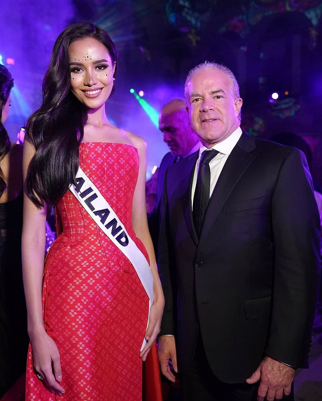 Đại diện Thái Lan - Opal Suchata - đang là ứng viên nổi bật nhất khu vực châu Á. Cô nhận được sự chú ý của nữ tỷ phú chuyển giới Anne Jakrakutatip và doanh doanh Raul - đồng sở hữu cuộc thi.