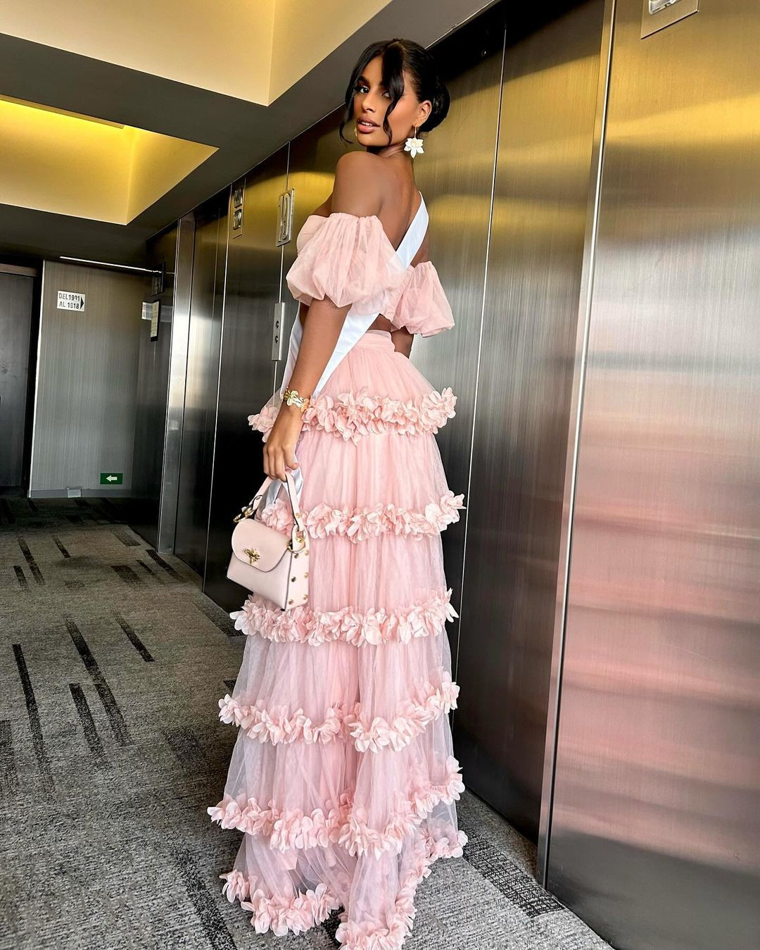 Đại diện Tây Ban Nha - Michelle Jiménez - là ứng viên nổi bật tiếp theo ở khu vực châu Âu. Những ngày qua, cô gây ấn tượng với phong cách thời trang rực rỡ và vẻ đẹp khỏe khoắn.