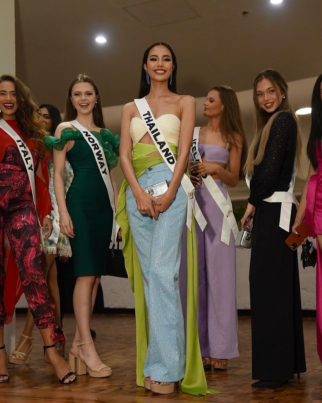 Tại cuộc thi năm nay, Opal có phong cách thời trang ấn tượng. Cô luôn xuất hiện rạng rỡ, chỉn chu, được khán giả khen ngợi. Người đẹp thường dậy vào lúc 3-4h sáng và livestream trong lúc trang điểm, làm tóc để chuẩn bị cho các hoạt động.