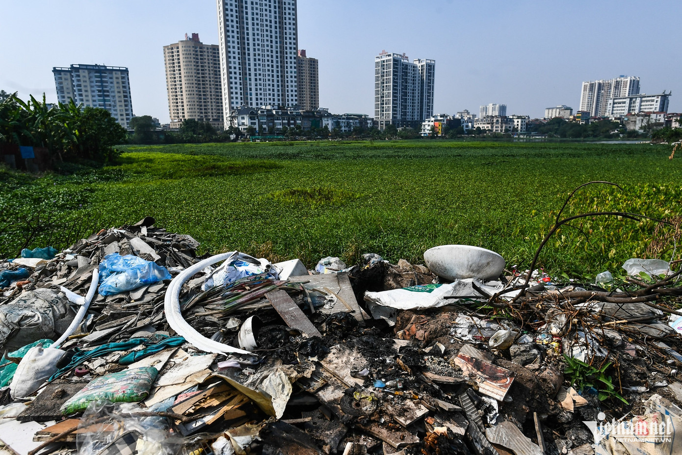 Tình trạng lấn san lấp trộm mặt hồ đã diễn ra nhiều năm. Rác thải, phế liệu "tập kết" tràn lan khiến khu vực này mất vệ sinh và ngổn ngang.
