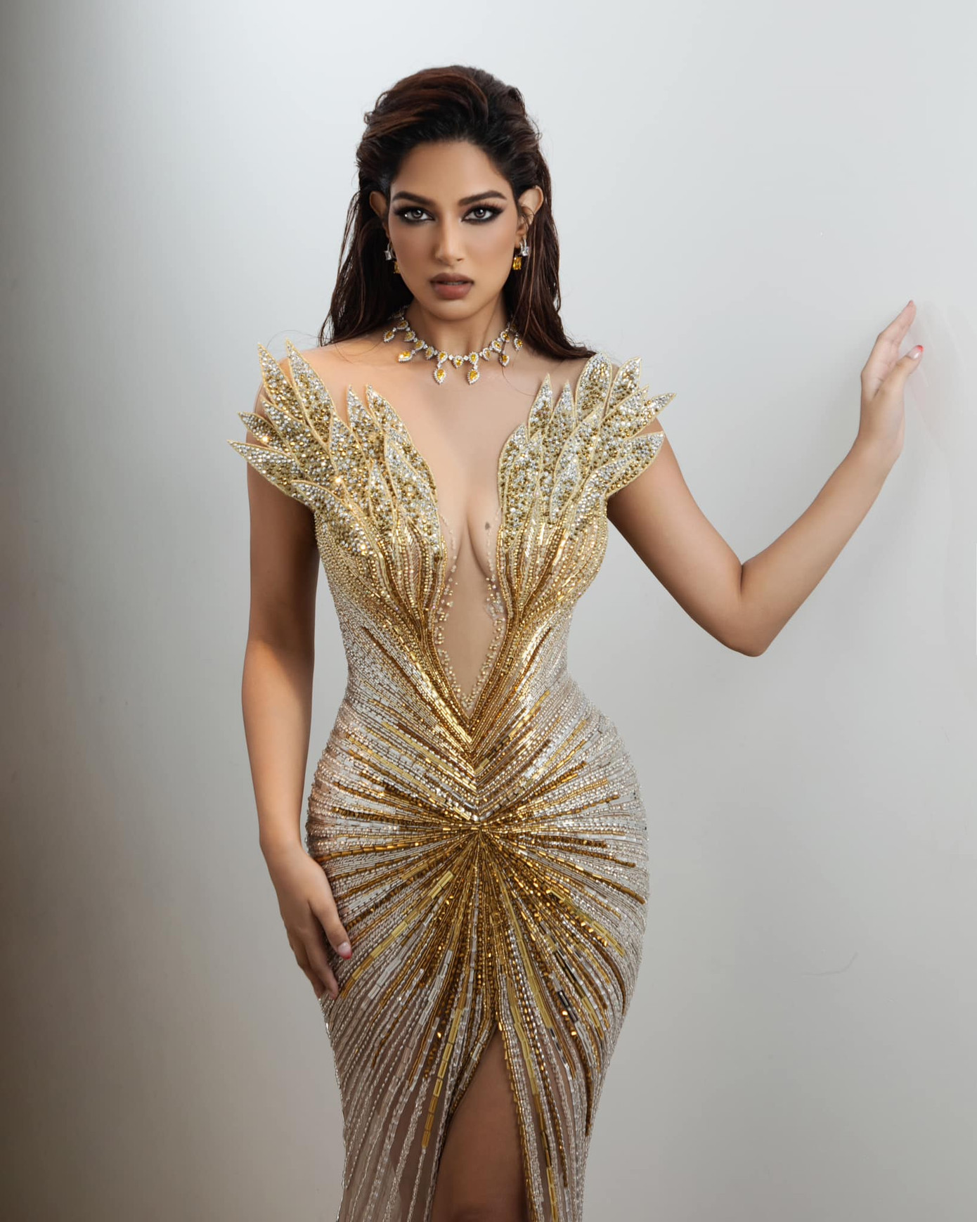 Hoa hậu Hoàn vũ 2021 Harnaaz Sandhu trong các thiết kế của Lê Thanh Hòa. Hoa hậu Hoàn vũ 2021 Harnaaz Sandhu trong các thiết kế của Lê Thanh Hòa.