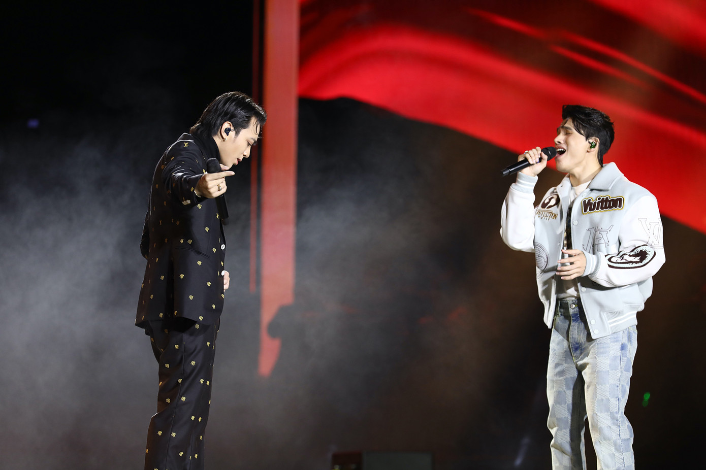 Soobin Hoàng Sơn với phong cách biểu diễn ăn ý cùng Quốc Thiên, đã đưa sân khấu lên cao trào cảm xúc với Phía sau một cô gái và Xin đừng lặng im – những bài hát quen thuộc với khán giả.