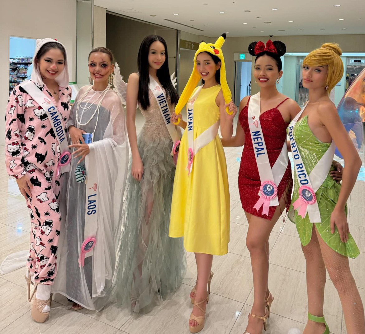 Tối 31/10, Hoa hậu Thanh Thủy và dàn thí sinh Hoa hậu Quốc tế tham dự buổi tiệc Halloween. Dàn người đẹp diện trang phục nhiều màu sắc, cosplay thành các nhân vật khác nhau. Thanh Thủy thân thiết bên dàn thí sinh châu Á.